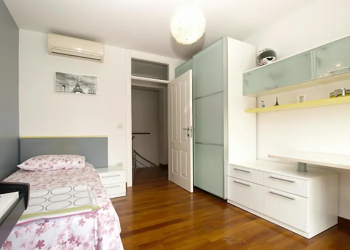 Isabella 2103 Vikendica Pula