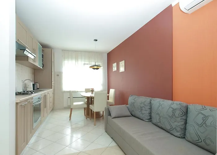 Isabella 2103 Vikendica Pula